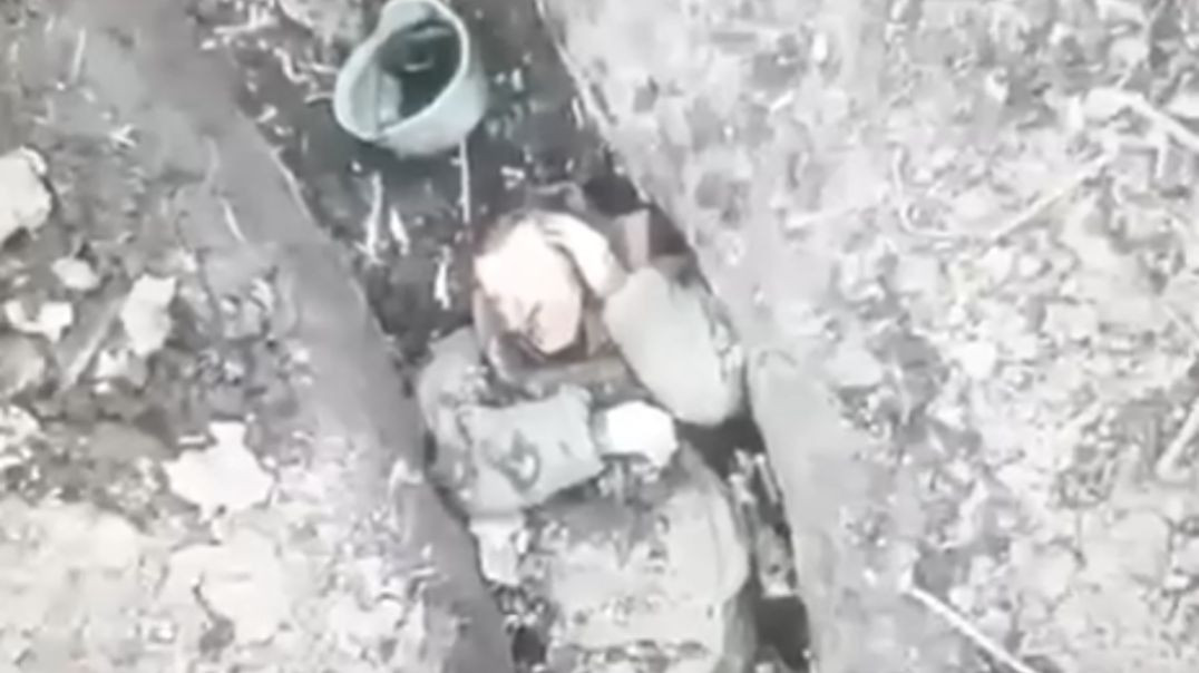 Drone attack eliminates Russian soldier inside the trench - Graphic footage warning
