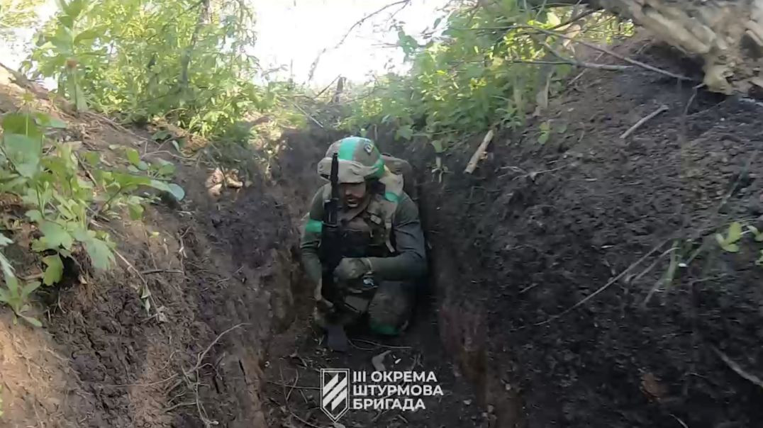 Ukraine war : evacuation of injured soldier from the battlefield under mortar fire