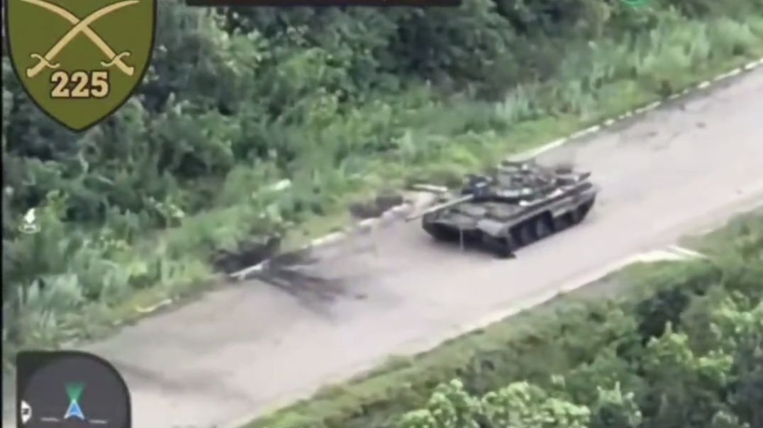 Russian tank vs Ukranian mine : Russian tank hits an anti-tank mine