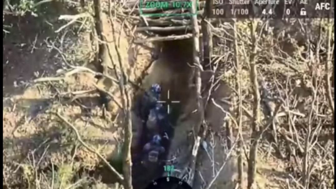 Ukrainian soldiers storm Russian trench : Invaders die and flee