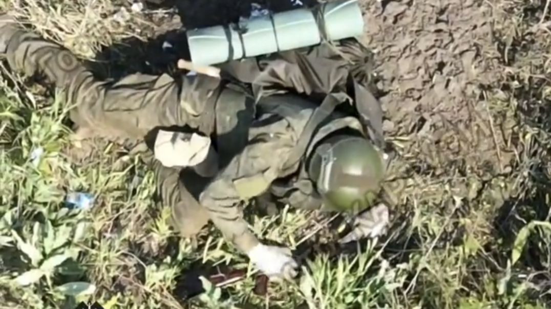 Combat Footage: Russian soldier commits a suicide after being targeted...